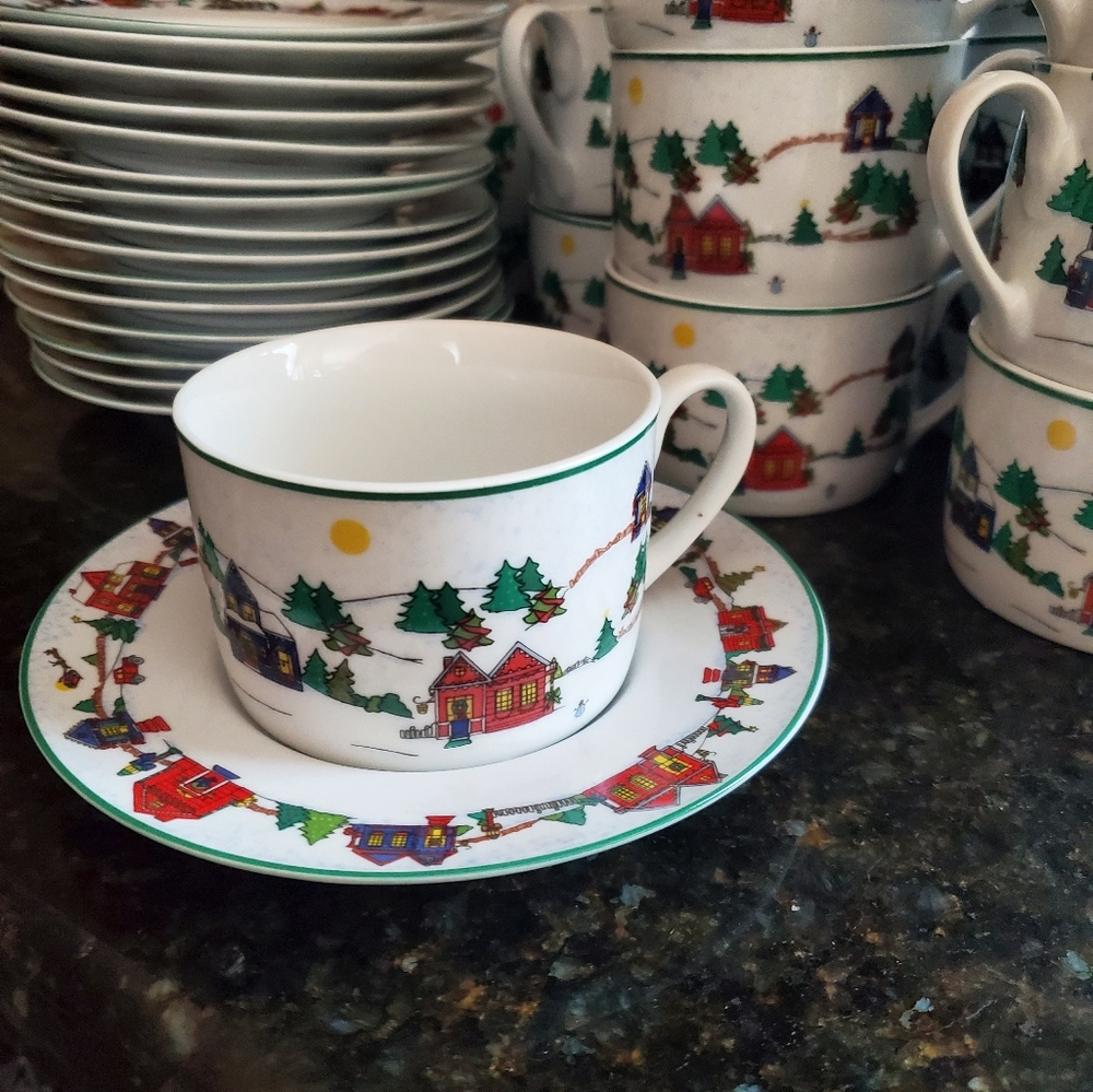 Set of 4, Cooks Club Falls Church Christmas Village, Cups & Saucers